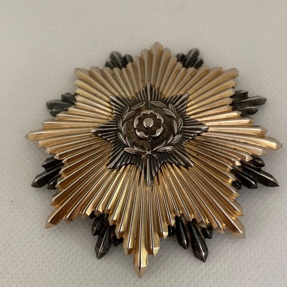 Huge 3.25” pendant/brooch marked AGNEW. Silver tone & gold tone w 3 layers. - Picture 1 of 5